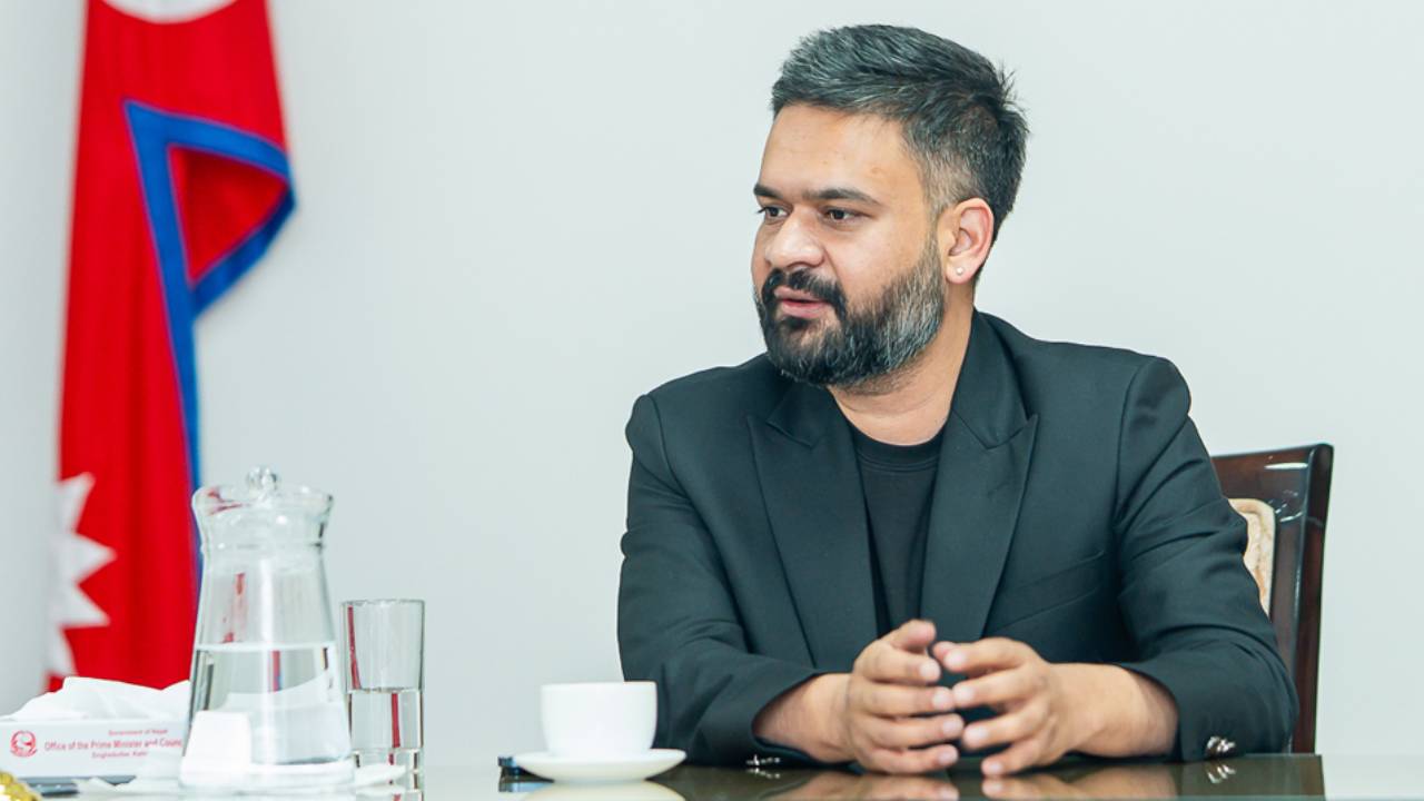 प्रधानमन्त्रीले तयारी पोशाक उद्योग संघका पदाधिकारीसँग छलफल गर्दै